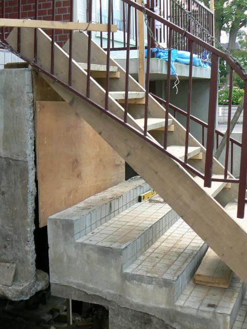 仮階段の側面